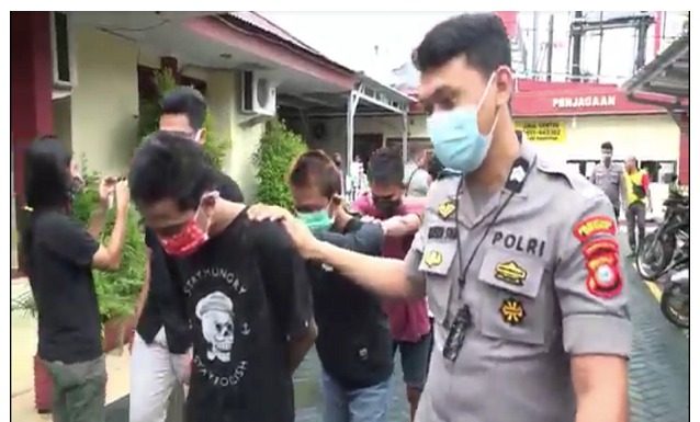 16 Remaja Di Makassar Pesta SEX Di 3 Kamar Hotel, Terciduk Polisi!!! remaja makassar lakukan pesta seks